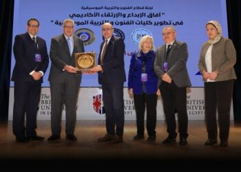 رئيس جامعة مصر للمعلوماتية يشيد بدعوة تحديث لوائح كليات الفنون