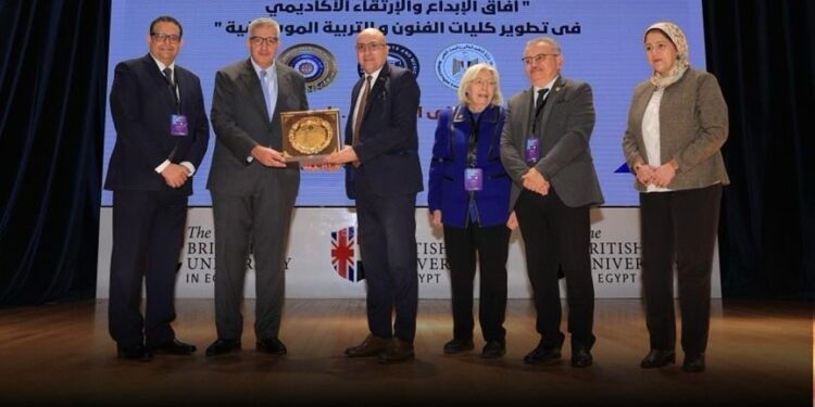 رئيس جامعة مصر للمعلوماتية يشيد بدعوة تحديث لوائح كليات الفنون