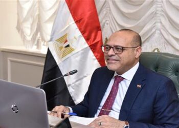 وزير العمل يصدر قرارًا وزاريًا بشأن إنشاء وتحديث قواعد بيانات سوق العمل