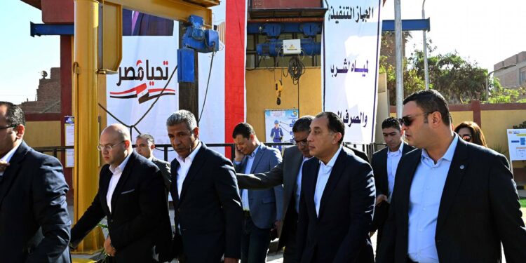 رئيس الوزراء يتفقد محطة رفع “الفهميين” للصرف الصحي