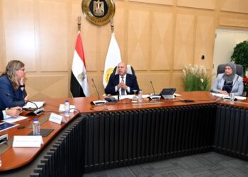 وزير الصناعة والنقل يبحث مع رئيس مجموعة فولكس فاجن الألمانية تصنيع السيارات في مصر