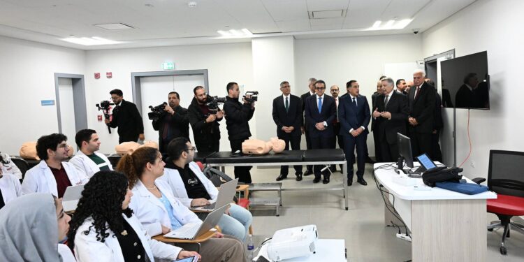 رئيس الوزراء يتفقد عددا من أقسام المستشفى الجامعي بجامعة الجيزة الجديدة