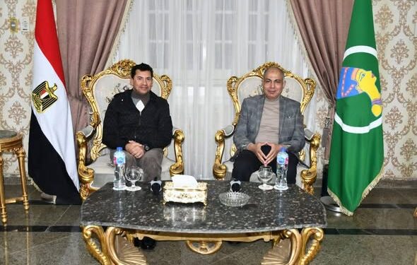 وزير الشباب والرياضة يلتقي محافظ المنيا بديوان المحافظة