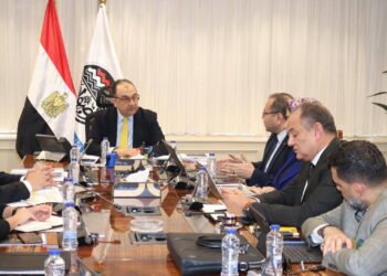 وزير قطاع الأعمال العام يعقد اجتماعًا دوريًا لمتابعة مستجدات المشروع القومي لتطوير صناعة الغزل والنسيج