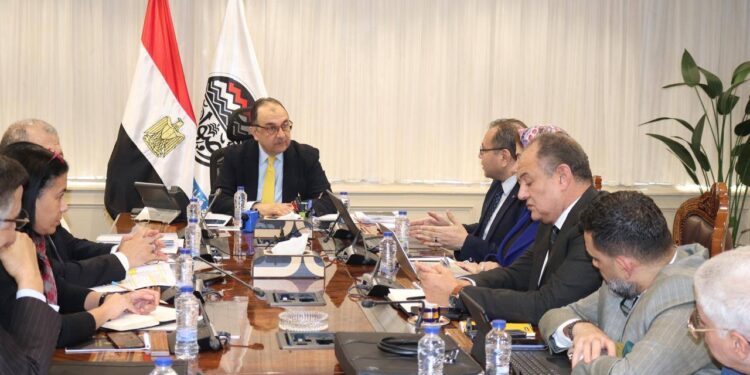 وزير قطاع الأعمال العام يعقد اجتماعًا دوريًا لمتابعة مستجدات المشروع القومي لتطوير صناعة الغزل والنسيج