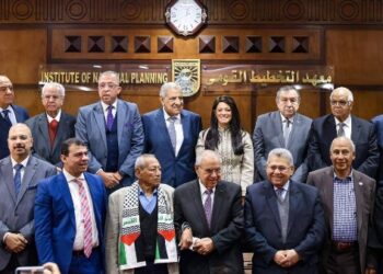 المشاط والدكتور أشرف العربي يُكرمان رواد معهد التخطيط القومي ورؤساءه السابقين