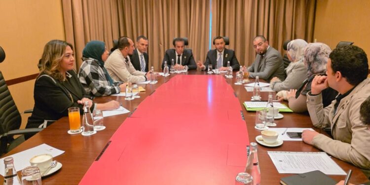 وزير الصحة يلتقي الأطباء وأطقم التمريض المصريين العاملين في ليبيا