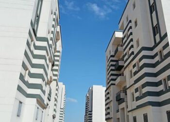 وزير الإٍسكان يتابع موقف تنفيذ عددٍ من المشروعات الجارية بـ5 مدن جديدة بالصعيد