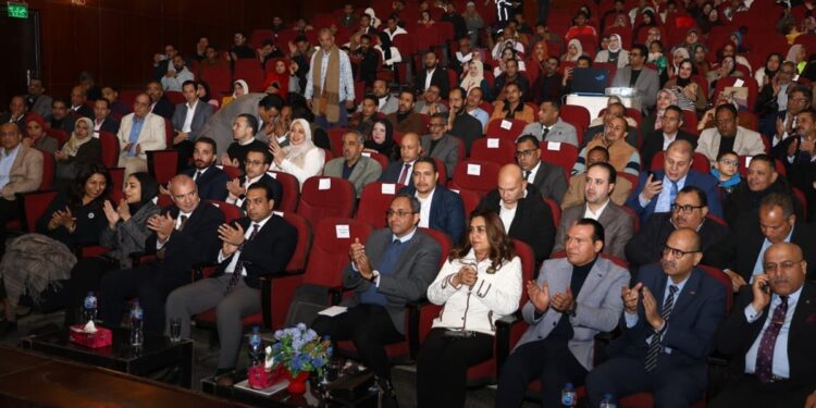 وزيرتا التخطيط والتنمية ومحافظ قنا يشهدون احتفالية بقصر الثقافة