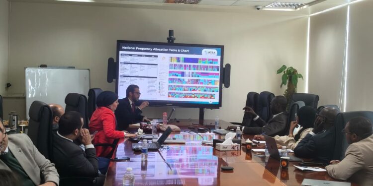 تنظيم الاتصالات يستعرض خبراته في إدارة الترددات أمام وفد النيجر