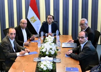 عقد المهندس محمد شيمي، وزير قطاع الأعمال العام، اجتماعًا مع مجلس إدارة شركة مصر للسياحة التابعة للشركة القابضة للسياحة والفنادق، وذلك بتشكيله الجديد برئاسة المهندس محمد سعيد محروس رئيس مجلس الإدارة غير التنفيذي، وبحضور المحاسب عمرو عطية العضو المنتدب التنفيذي للشركة القابضة للسياحة والفنادق، والسيد أحمد العسقلاني العضو المنتدب التنفيذي لشركة مصر للسياحة. وخلال الاجتماع، تم استعراض رؤية مجلس الإدارة الجديدة وخطة العمل، التي تهدف إلى استعادة المكانة الريادية لشركة مصر للسياحة باعتبارها اسمًا وعلامة تجارية عريقة يعود تاريخ تأسيسها إلى عام 1934، مع العمل على تطوير الأداء بما يتماشى مع المتغيرات المتسارعة في صناعة السياحة عالميًا. وأكد المهندس محمد شيمي أن شركة مصر للسياحة تمثل أحد الكيانات الوطنية المهمة في قطاع السياحة، مشيرًا إلى تنفيذ خطة تطوير شاملة ترتكز على تحسين مستوى وجودة المنتجات والخدمات المقدمة، بما يسهم في تعزيز القدرة التنافسية للشركة محليًا ودوليًا، ويعكس الصورة الحضارية لمصر كوجهة سياحية عالمية. وأوضح الوزير، أهمية التوسع في تطبيقات التحول الرقمي، وفي مقدمتها منظومة الحجز الإلكتروني وتحديث البرامج السياحية، إلى جانب تحديث أسطول النقل السياحي والتوسع في خدمات الليموزين، مع زيادة الاعتماد على المنتجات المحلية، خاصة المركبات المنتجة بشركة النصر للسيارات، بما يدعم الصناعة الوطنية ويحقق التكامل بين شركات قطاع الأعمال العام. وأشار إلى ضرورة تطوير منتجات وخدمات سياحية عالية الجودة، والارتقاء بمستوى خدمة العملاء وفقًا لأحدث المعايير العالمية. كما تناول الاجتماع خطط تطوير الفنادق التابعة لشركة مصر للسياحة والتوسعات الجديدة، ومن بينها مشروع تطوير فندق رومانس بالإسكندرية، بما يسهم في زيادة الطاقة الفندقية وتحسين مستوى الخدمات المقدمة، والمطاعم العائمة “نايل كريستال”، وذلك بالتوزاي مع تعظيم الاستفادة من الأصول المملوكة للشركة والفروع المنتشرة في مختلف أنحاء الجمهورية، وفي مقدمتها برج مصر للسياحة بالعباسية، من خلال إعادة توظيفه في استخدامات متعددة الأغراض تحقق أعلى عائد اقتصادي. وأكد الوزير أهمية التوسع في تنظيم الفعاليات وسياحة المؤتمرات، وتفعيل أدوات التسويق الرقمي الحديثة، وزيادة المشاركة في المعارض السياحية الدولية والمحلية، بما يعزز من انتشار العلامة التجارية لشركة مصر للسياحة ويدعم قدرتها على النفاذ إلى أسواق جديدة. وفي ختام الاجتماع، شدد المهندس محمد شيمي على أن تطوير شركة مصر للسياحة يأتي في إطار استراتيجية الوزارة لتعظيم عوائد الأصول وتعزيز دور الشركات التابعة في دعم الاقتصاد الوطني، والمساهمة الفاعلة في ترسيخ مكانة مصر على خريطة السياحة العالمية، من خلال كيانات قوية وقادرة على المنافسة وتحقيق التنمية المستدامة.