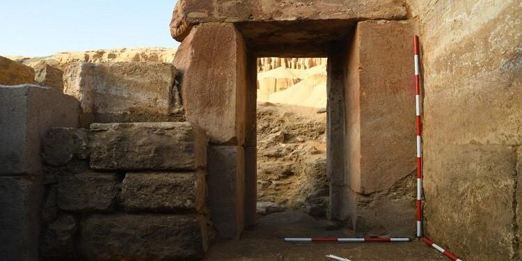 الكشف عن بقايا معبد الوادي للمجموعة الشمسية للملك “ني أوسر رع” بمنطقة أبوصير الأثرية