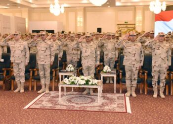 وزير الدفاع والإنتاج الحربى يلتقى بمقاتلى قوات حرس الحدود ويكرم عدداً من المتميزين