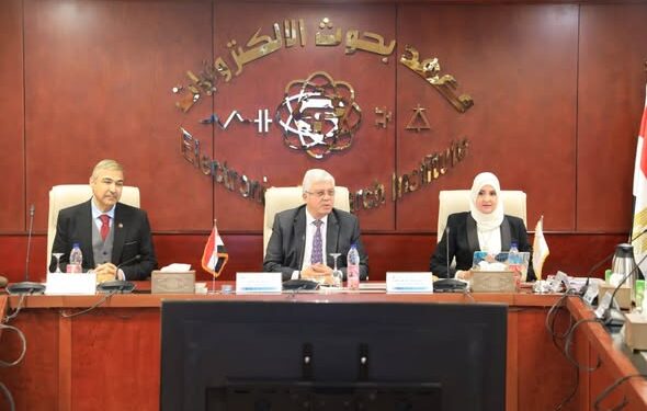 وزير التعليم العالي يترأس اجتماع مجلس إدارة معهد بحوث الإلكترونيات بتشكيله الجديد