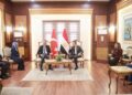 وزير الصحة والسكان يستقبل نظيره التركي بمطار القاهرة الدولي
