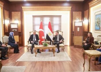وزير الصحة والسكان يستقبل نظيره التركي بمطار القاهرة الدولي