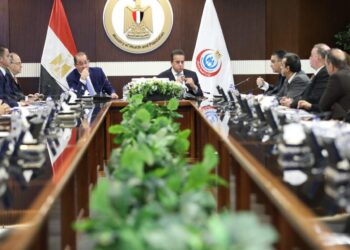 وزير الصحة يبحث مع وزير المالية انتظام سلاسل توريد الأدوية والمستلزمات الطبية