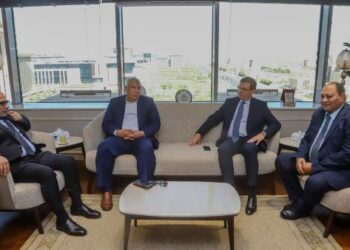 وزير الزراعة ومحافظ الوادي الجديد يبحثان تعزيز الاستثمار في مجال الإنتاج الحيواني بالمحافظة