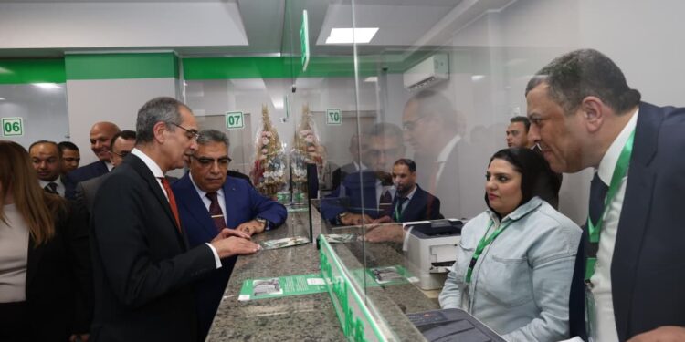 وزير الاتصالات يفتتح مكتب بريد المنصورة الرئيسي ويتفقد مشروعات التحول الرقمي بالمحافظة