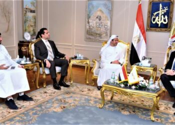 وزير الطيران المدني يبحث مع رئيس مجموعة أبوظبي للطيران آفاق أوسع من التعاون المصري-الإماراتي