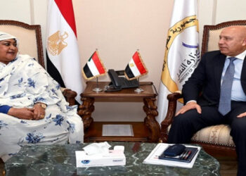 وزير الصناعة والنقل يبحث مع وزيرة الصناعة والتجارة السودانية سبل تعزيز التعاون بين البلدين