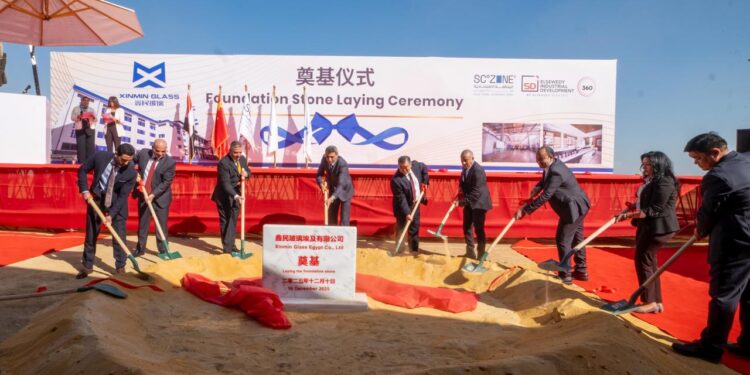 وضع حجر الأساس لمصنع شين مين للزجاج بمنطقة السخنة الصناعية