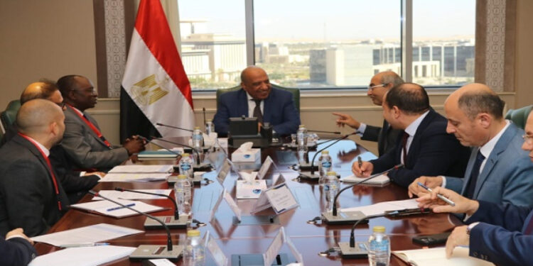 وزير الكهرباء يبحث مع وفد مؤسسة التمويل الدولية “IFC” سبل دعم وتعزيز الشراكة والتعاون