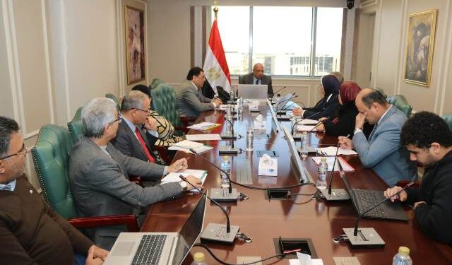 وزير الكهرباء يتابع خطة العمل لتحقيق الاستدامة المالية والتشغيل الاقتصادي