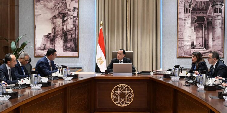 رئيس الوزراء يتابع عددا من ملفات العمل مع وزير الإسكان