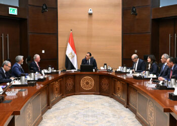 رئيس الوزراء يلتقي رئيس شركة “بوينج” الأمريكية لبحث فرص تعزيز وتطوير الشراكة القائمة