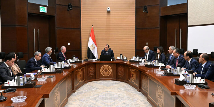 رئيس الوزراء يلتقي رئيس شركة “بوينج” الأمريكية لبحث فرص تعزيز وتطوير الشراكة القائمة
