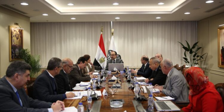 وزير قطاع الأعمال العام يتابع تقدم معدلات الإنجاز لمشروعات شركات المقاولات بـ “حياة كريمة”