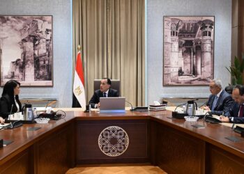 رئيس الوزراء يلتقي وزيرة التخطيط لمتابعة آليات ترجمة مستهدفات “السردية الوطنية للتنمية الشاملة” إلى برنامج تنفيذي