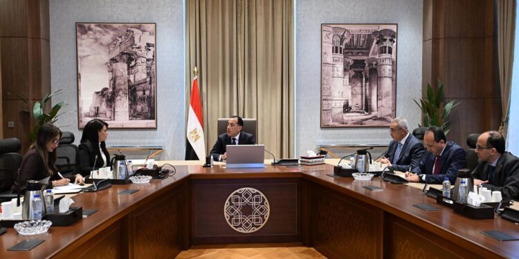 رئيس الوزراء يلتقي وزيرة التخطيط لمتابعة آليات ترجمة مستهدفات “السردية الوطنية للتنمية الشاملة” إلى برنامج تنفيذي
