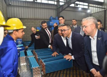وزير الاستثمار يتفقد عدد من المصانع العاملة بالمنطقة الاستثمارية بميت غمر