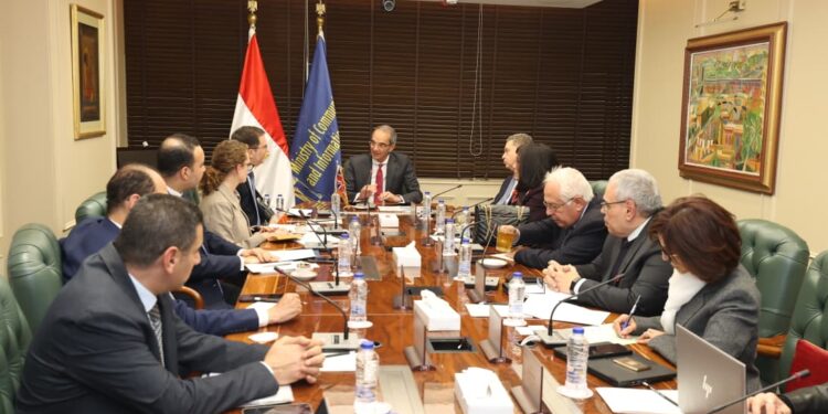 وزير الاتصالات يناقش مع سفير بريطانيا تعزيز التعاون في الذكاء الاصطناعي والتعهيد