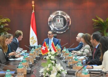 وزير الاستثمار يلتقي السفير السويسري بالقاهرة لبحث سبل تعزيز التعاون الاقتصادي المشترك