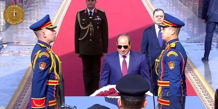 الرئيس السيسى يضع إكليلا من الزهور على النصب التذكارى لشهداء الشرطة