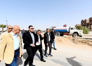 وزير الإسكان يتفقد أعمال تطوير ورفع كفاءة الطرق بعدد من المناطق الحيوية بمدينة حدائق أكتوبر