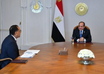 الرئيس السيسي يجتمع مع مدبولي وعدد من الوزراء