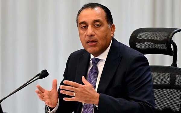 رئيس الوزراء يهنئ المستشار هشام بدوي لانتخابه رئيساً لمجلس النواب