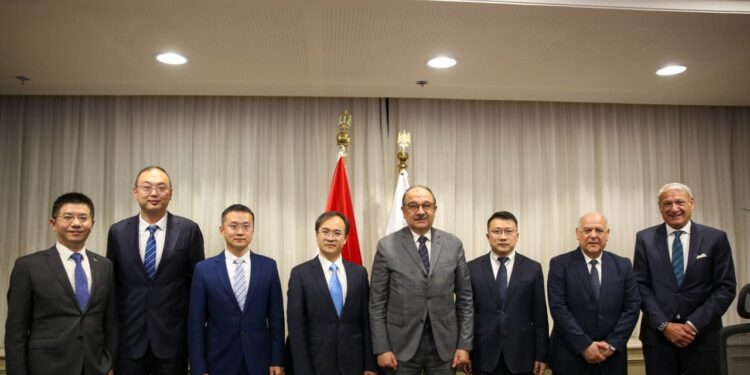 وزير قطاع الأعمال يستقبل وفدًا رفيع المستوى من مجموعة شاندونج الصينية لبحث فرص التعاون في صناعة المركبات الكهربائية