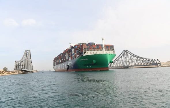 قناة السويس تشهد عبور سفينة الحاويات العملاقة CMA CGM SEINE ضمن قافلة الشمال بحمولة كلية 250 ألف طن