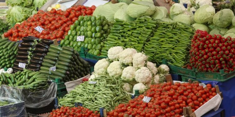 أسعار الخضار والفاكهة في الأسواق اليوم السبت