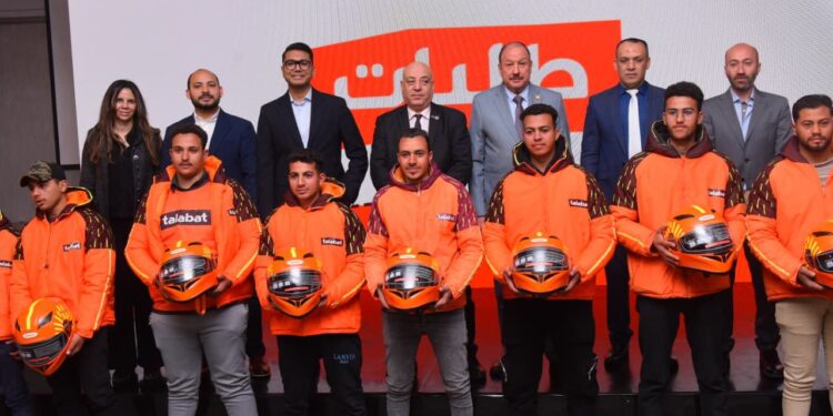 وزارة العمل وطلبات تدشنان مراسم توزيع معدات الحماية لسائقي التوصيل