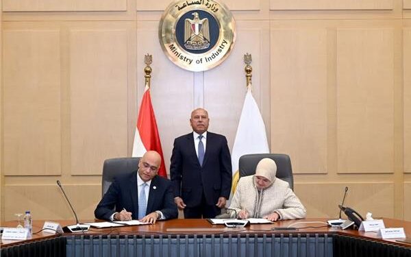 وزير الصناعة والنقل يشهد توقيع مذكرة تفاهم بين وزارة الصناعة وجهاز تنمية المشروعات