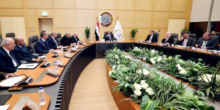 وزير الصناعة يجتمع بمحافظي الجيزة وبني سويف موقف مرافق المنطقتين أبو رواش وكوم أبو راضي