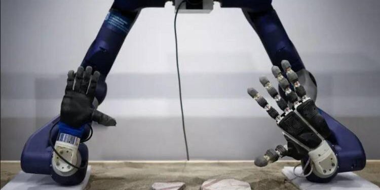 أستاذ جراحة روبوتية: ثورة طبية بعد إجراء روبوت صيني لعملية جراحية معقدة