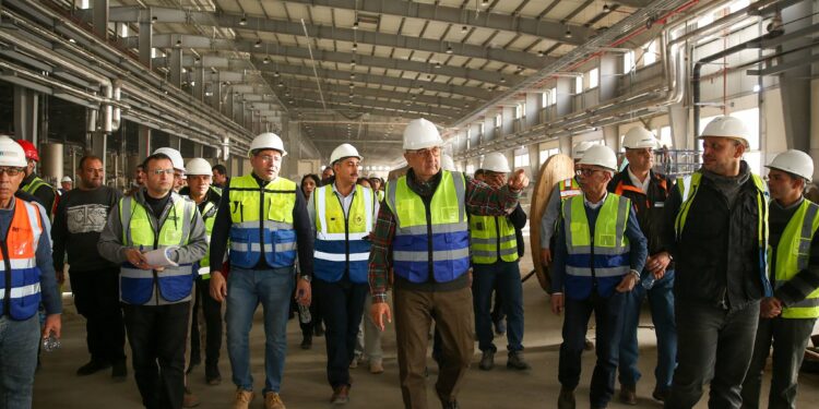 في جولة ميدانية موسعة ب”غزل المحلة”.. وزير قطاع الأعمال العام يتفقد جاهزية المصانع والأعمال النهائية