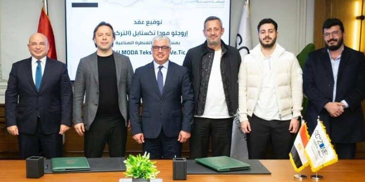 رئيس اقتصادية قناة السويس يوقع عقد شركة “أوروجلو مودا تكستايل” التركية لإقامة مصنع للملابس